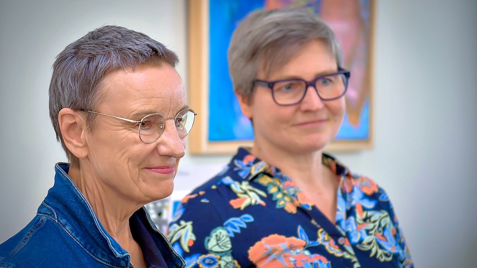 Die Künstlerinnen Anne Reinke (li) und Petra Gieffers (re) auf der Vernissage, Stadtwerke Wismar